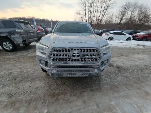 Used 2016 Toyota Tacoma TRD Off-Road w/ Premium & Technology Package image 2
