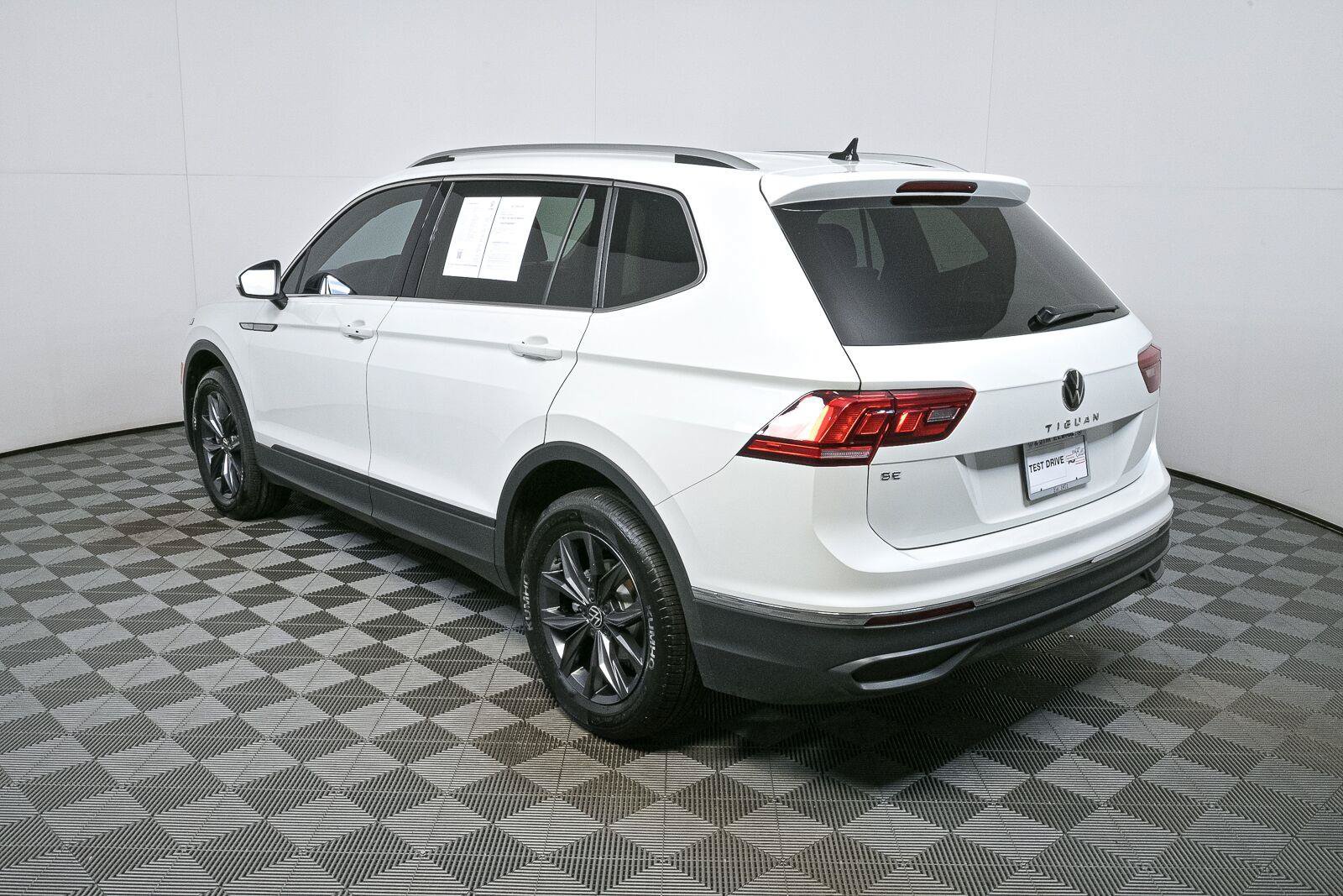 Certified 2023 Volkswagen Tiguan SE FWD image 28