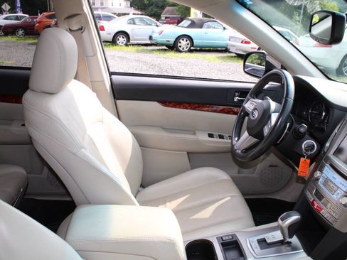 Used 2011 Subaru Outback 2.5i Limited AWD/4WD image 11