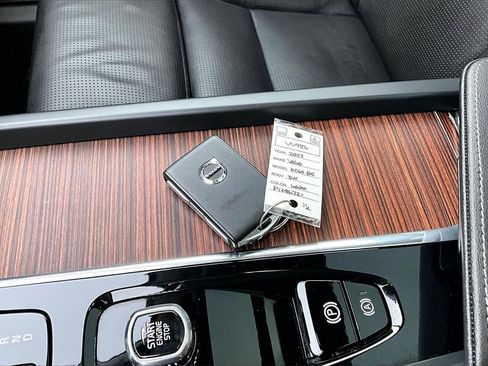 Certified 2023 Volvo XC60 B6 Ultimate w/ Climate Package image 35