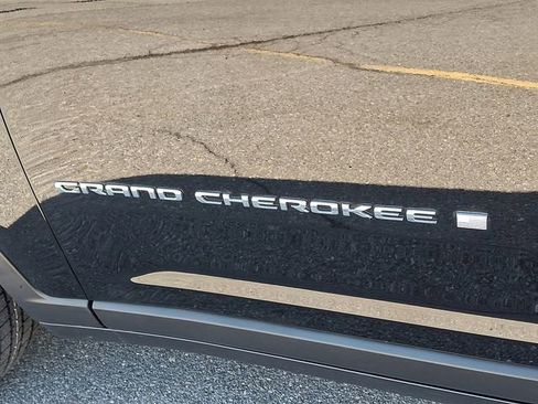 Used 2023 Jeep Grand Cherokee Limited AWD/4WD image 30