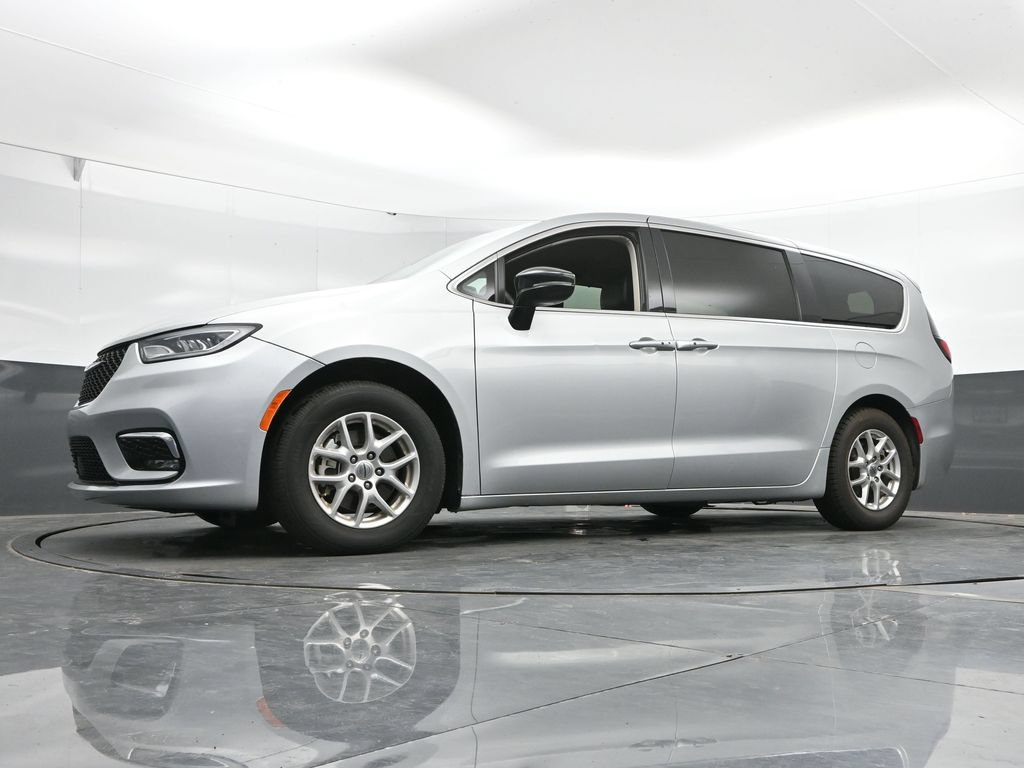 Used 2024 Chrysler Pacifica Touring-L FWD image 45