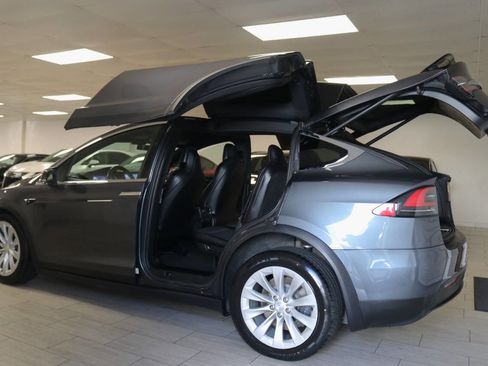 Used 2018 Tesla Model X 75D image 16