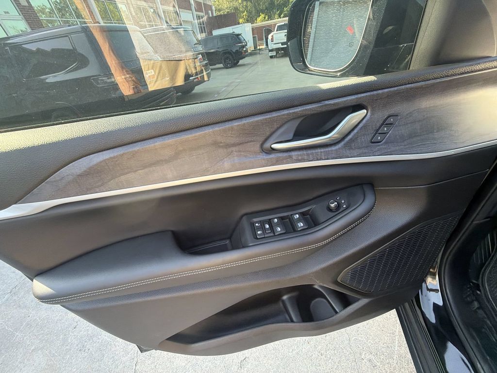 Used 2025 Jeep Grand Cherokee L Limited AWD/4WD image 10