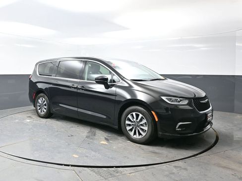 Used 2024 Chrysler Pacifica Select image 5