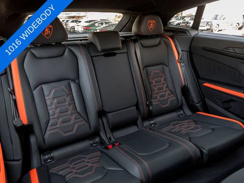 Used 2025 Lamborghini Urus SE AWD/4WD image 29