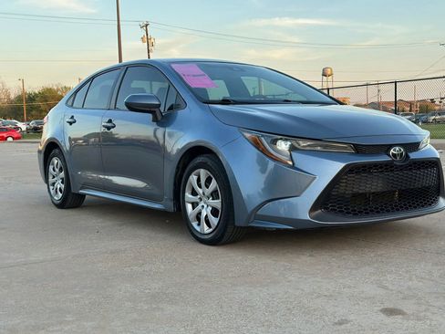 Used 2021 Toyota Corolla LE image 3