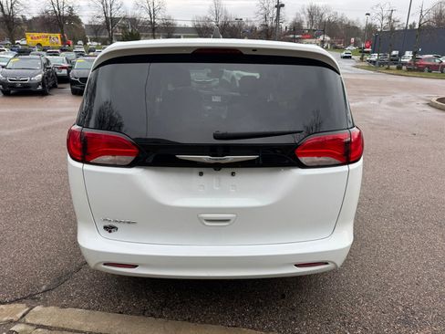 Used 2023 Chrysler Voyager LX FWD image 6
