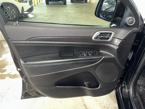 Used 2018 Jeep Grand Cherokee Altitude RWD image 16