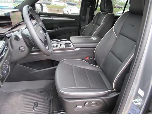 Certified 2025 Cadillac Escalade Premium Luxury w/ LPO, Radiant Package AWD/4WD image 17