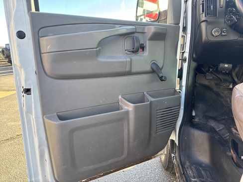 Used 2009 Chevrolet Express 2500 image 18