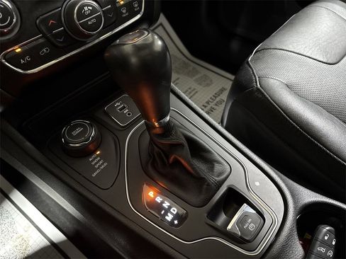 Used 2021 Jeep Cherokee Latitude Lux w/ Sun & Sound Group image 16