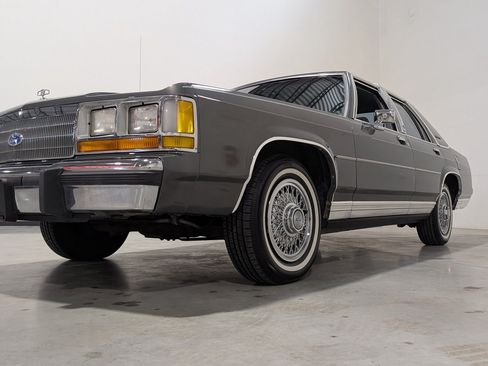 Used 1988 Ford LTD Crown Victoria RWD image 4