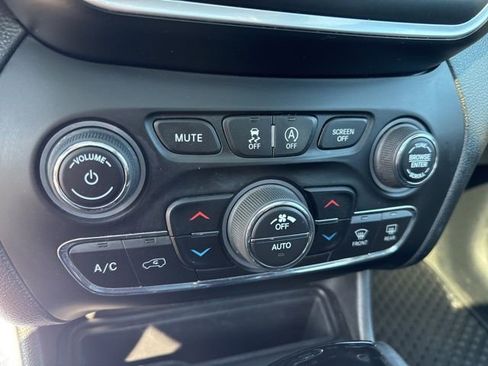 Used 2020 Jeep Cherokee Latitude Plus image 32