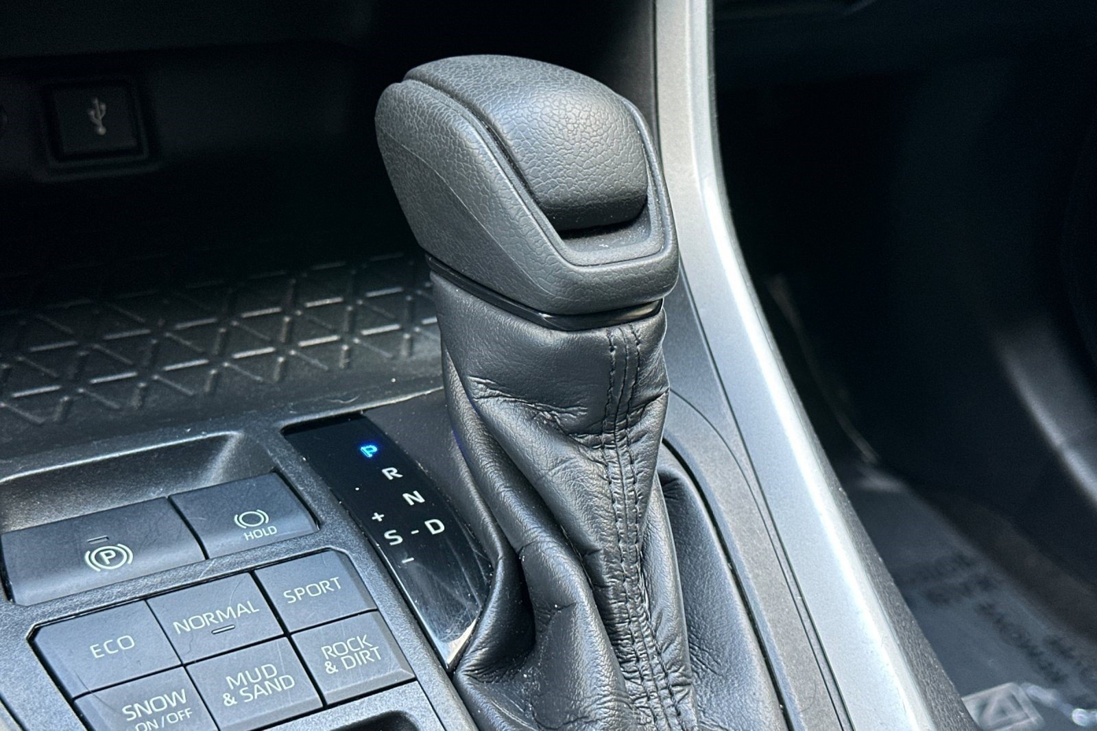 Used 2020 Toyota RAV4 LE AWD/4WD image 16