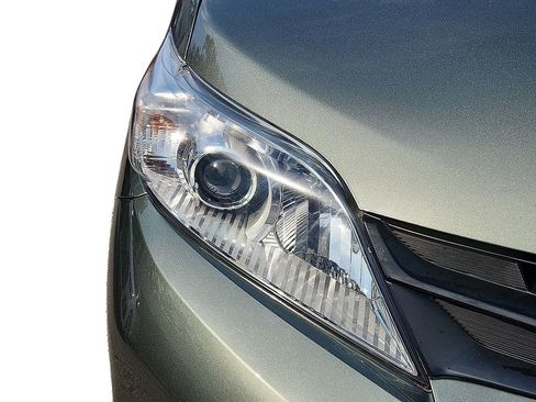 Used 2020 Toyota Sienna L image 10