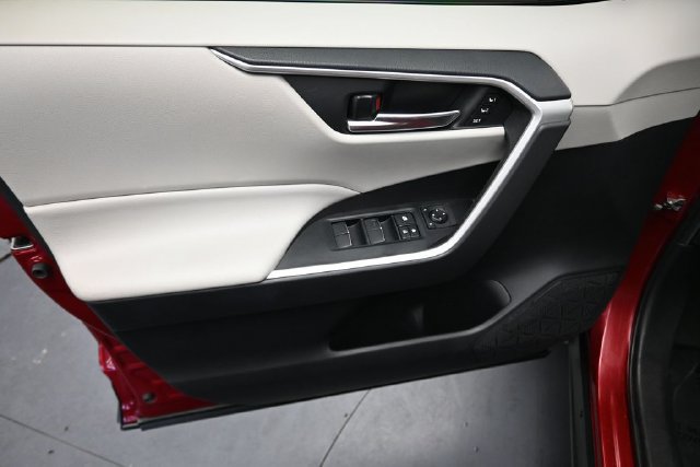 Used 2020 Toyota RAV4 XLE Premium FWD image 17
