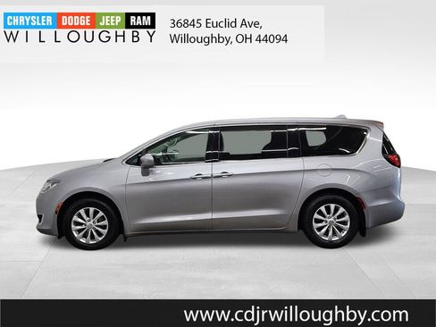 Used 2018 Chrysler Pacifica Touring Plus FWD image 5