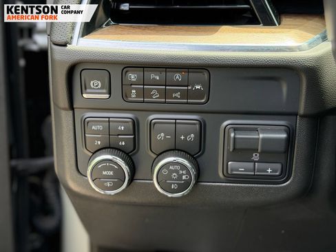 Used 2025 Chevrolet Suburban High Country AWD/4WD image 17