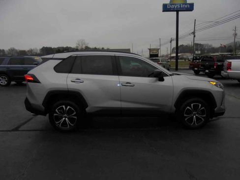 Used 2019 Toyota RAV4 LE image 2