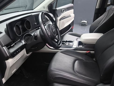 Used 2023 Kia Carnival LX FWD image 12