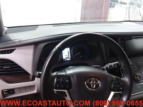Used 2019 Toyota Sienna XLE image 11