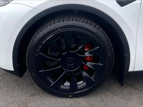 Used 2023 Tesla Model Y Long Range image 9