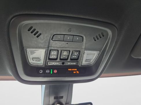 Used 2023 Chevrolet Traverse Premier AWD/4WD image 29