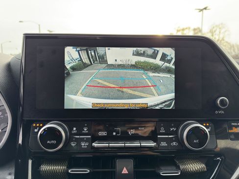 Used 2023 Toyota Highlander XLE FWD image 27