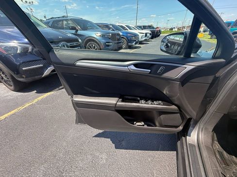 Used 2016 Ford Fusion SE FWD image 11