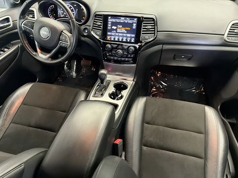 Used 2019 Jeep Grand Cherokee Laredo w/ Laredo X Package image 12