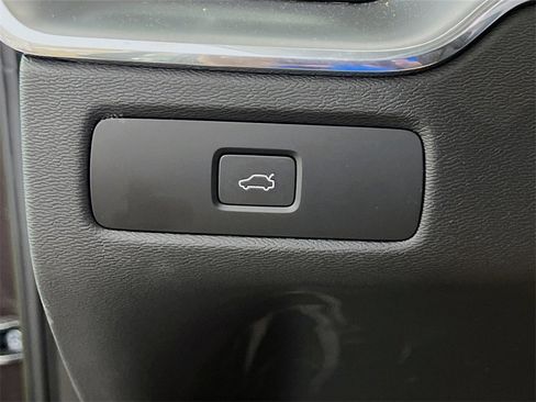 Used 2023 Volvo XC60 B5 Core image 11