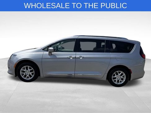 Used 2020 Chrysler Pacifica Touring-L FWD image 2