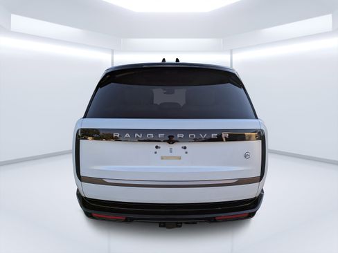 Used 2025 Land Rover Range Rover SV image 4