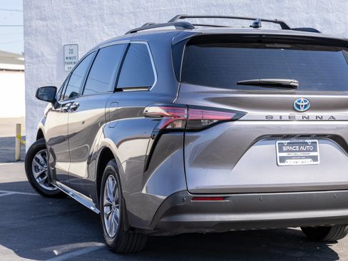 Used 2021 Toyota Sienna XLE FWD image 6