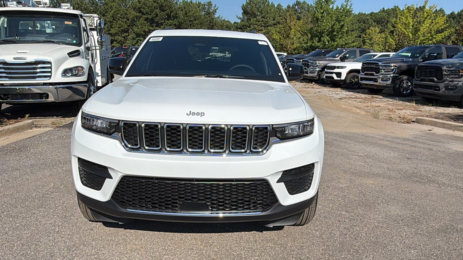 New 2027 Jeep Grand Cherokee Laredo RWD image 3