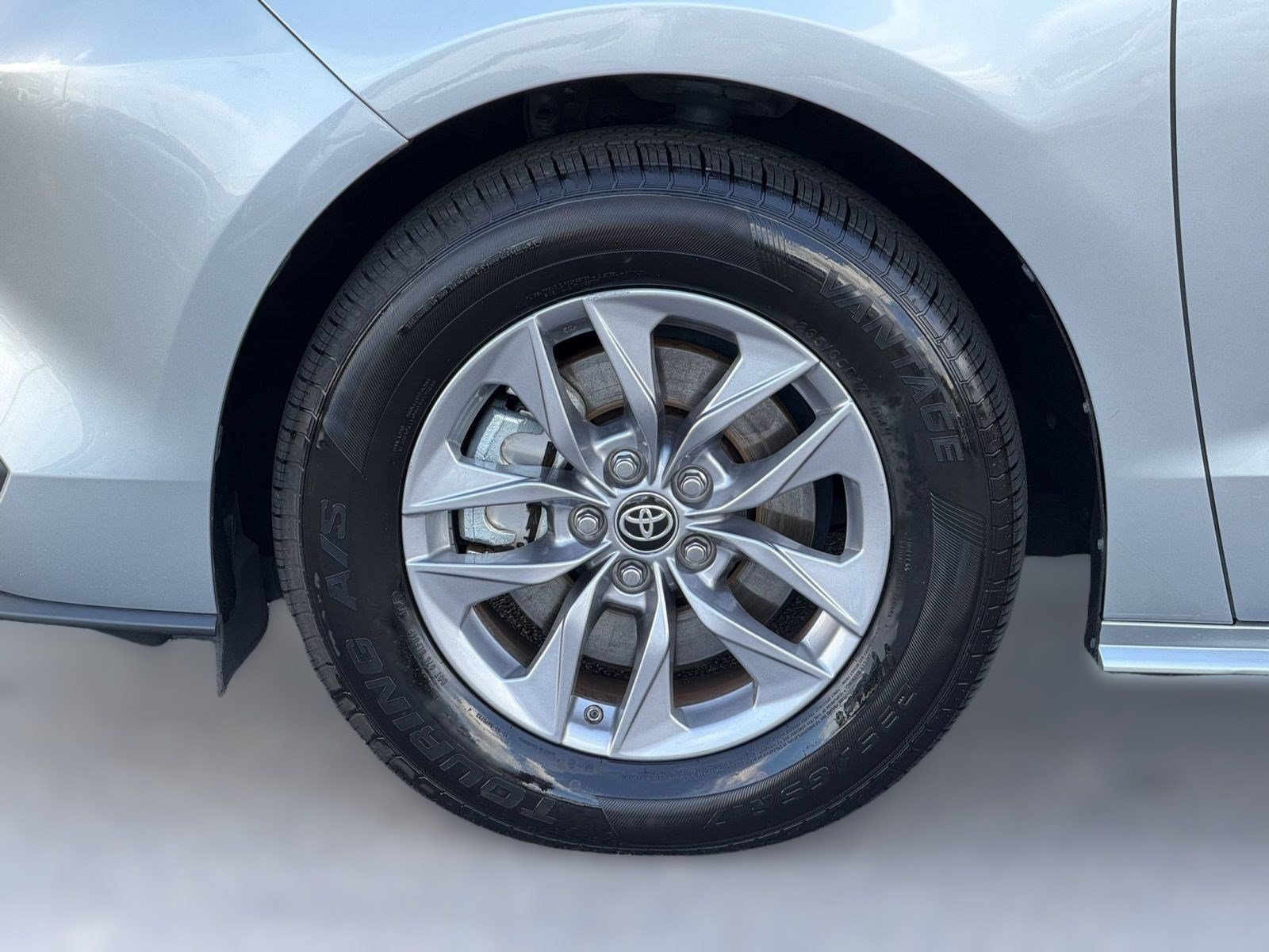Used 2025 Toyota Sienna XLE FWD image 13