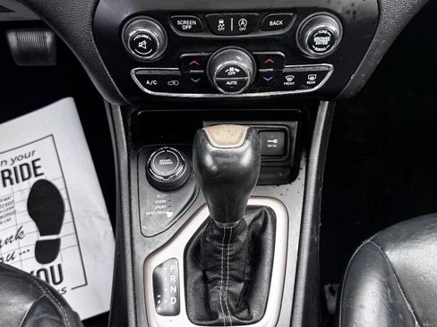 Used 2017 Jeep Cherokee Limited AWD/4WD image 13