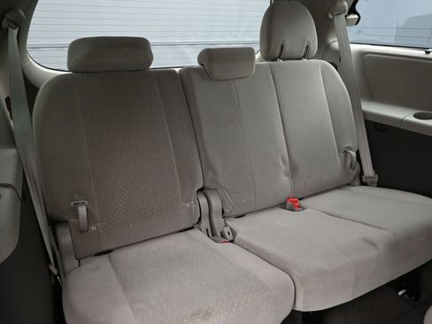 Used 2015 Toyota Sienna LE image 25