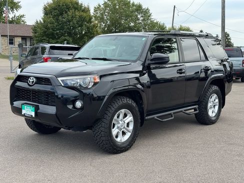 Used 2019 Toyota 4Runner SR5 AWD/4WD image 4