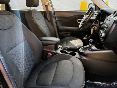 Used 2016 Kia Soul + FWD image 11