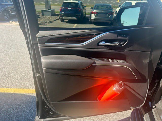 Used 2022 Cadillac Escalade Luxury AWD/4WD image 11