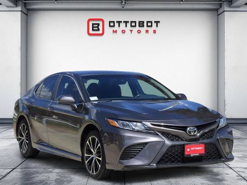 Used 2018 Toyota Camry SE FWD image 2