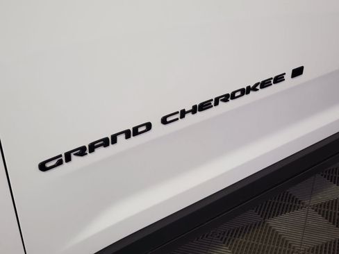 Used 2024 Jeep Grand Cherokee Altitude AWD/4WD image 26