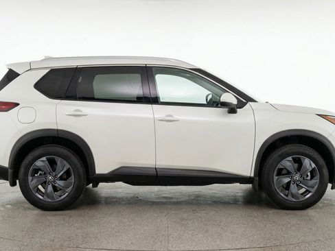 Used 2025 Nissan Rogue SV image 11
