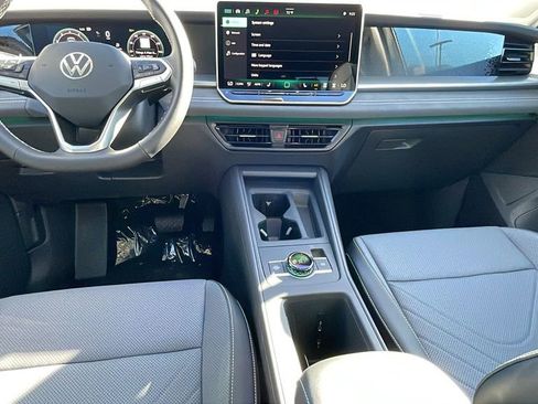 New 2026 Volkswagen Tiguan SE image 17