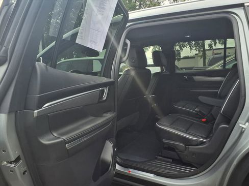 Used 2025 Buick Enclave Preferred w/ Power Package image 17