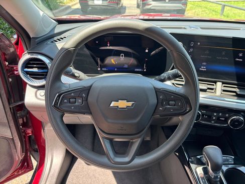Used 2025 Chevrolet Trax LT FWD image 26
