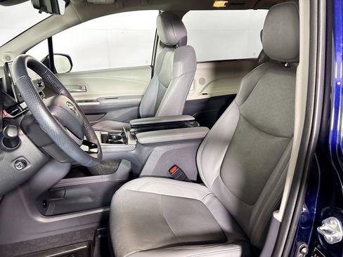 Used 2023 Toyota Sienna Limited image 11