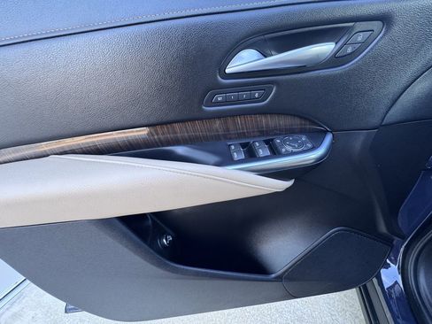 Used 2025 Cadillac XT4 Premium Luxury image 13